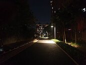 桃林鐵路蓄光石步道不發光了？桃市民埋怨屢撲空