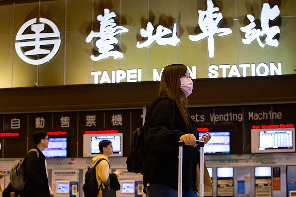 秋冬防疫專案今起上路,台鐵和高鐵昨天宣布,進入車站大廳必須戴口罩。記者季相儒/攝影