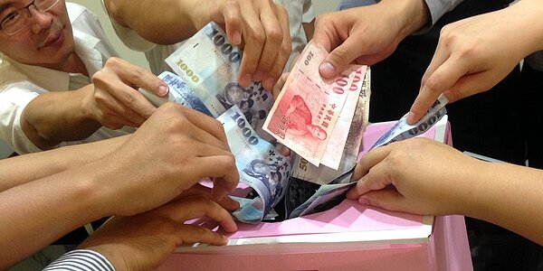 個人捐贈政治獻金，每一申報戶列舉上限為所得總額20％。一般捐贈依照對象不同，可抵稅額度也不同，大致上可成四種，包括學校、慈善組織、政府、運動員。圖／中時報系資料照