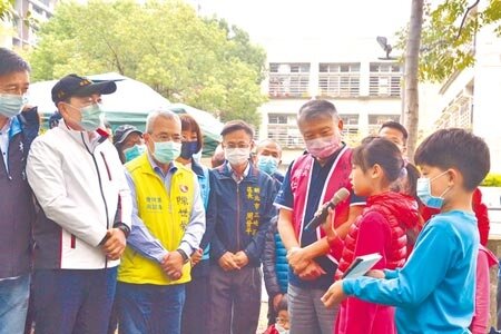 新北市長侯友宜昨視察北大汙水廠連接樹林桃子腳國中小的回收水應用狀況。(蔡雯如攝)