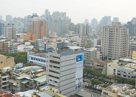 台中市房價漲幅驚人，購屋居住價格成本高到讓年輕人越來越難承擔。（陳世宗攝）