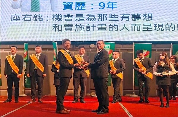 李奕宏(前排左)業績一直成長,屢屢獲得業績獎項。