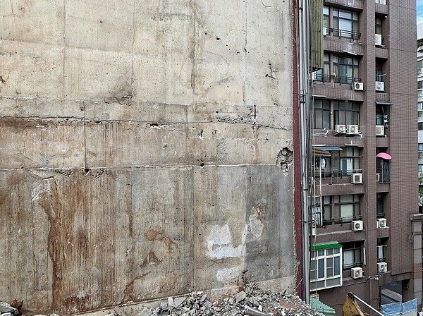 忠泰建設在德惠街的建築工程,施工不慎造成鄰房損害。圖/台北市建管處提供