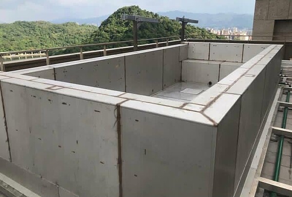 小豬羅志祥的豪宅露天泳池被建管處認定違建,要求30天內自行拆除。圖/台北市建管處提供