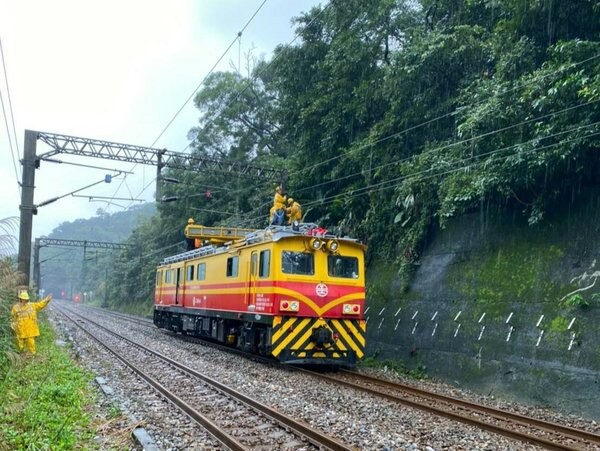 台鐵瑞芳 猴硐邊坡滑動封鎖西正線預估明午完成搶修 好房網news