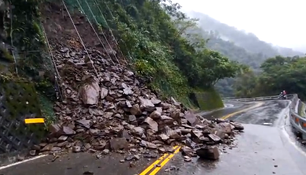 宜蘭連日多雨下不停,員山鄉前往福山植物園及雙連埤的道路邊坡落石大坍方,目前滾石仍持續滑落,尚未搶通。圖/邱姓讀者提供