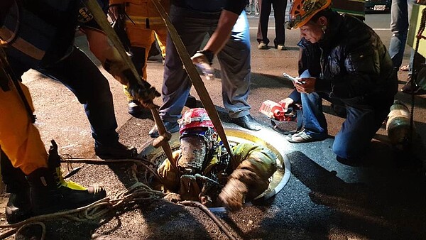 高雄市驚傳下水道工安意外,2名工人被救出時均失去生命跡象,送醫不治。(民眾提供/袁庭堯高雄傳真)