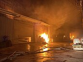 五股違章工廠暗夜大火　近千坪廠房付之一炬