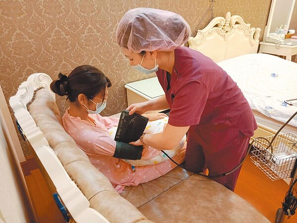 民眾憂產後護理之家、月子中心若未將食品來源標示清楚,孕婦產後大量食用豬內臟,恐導致萊克多巴胺攝取過量。(翻攝照片/姜霏桃園傳真)