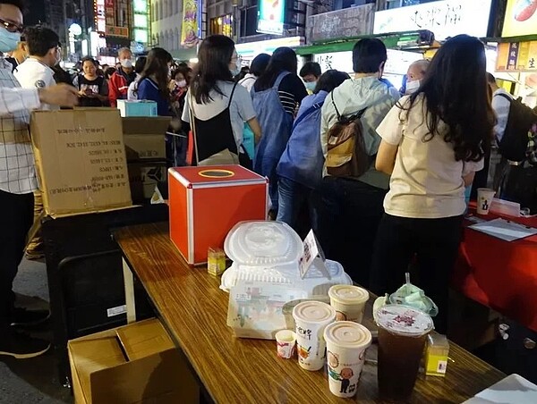 高雄市經發局日前在六合夜市舉辦「辦桌免費吃」,現場僅發放50份小吃,引發民怨。本報資料照片