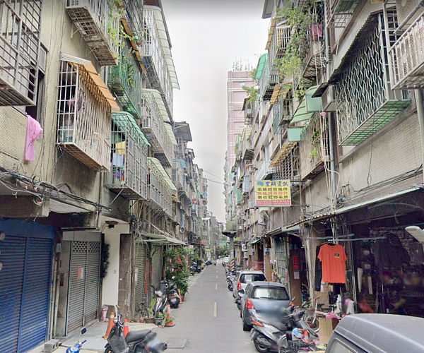 說好的棟距...「與鄰距離1.5米」她崩潰想退 掀網共鳴:內衣褲晾在那 老透天。圖/擷取自Google map