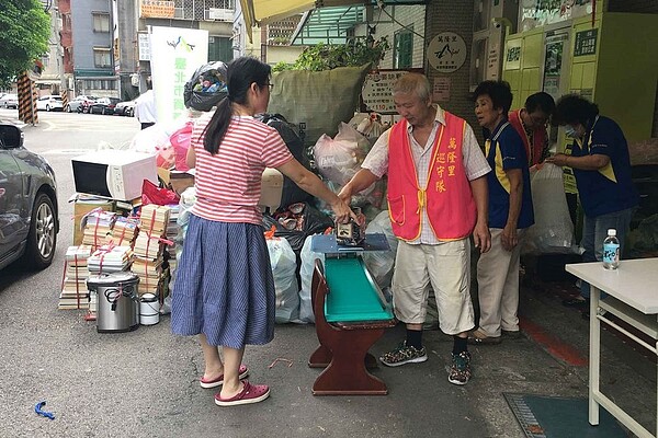 里長非常鼓勵里民們參加資源回收日，為環保出一份心力/取自臺北市鄰里服務網