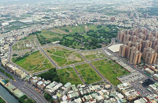 高雄市地政局將在12月中旬公開標售土地。其中鳳山區第93期重劃區一塊2160坪土地,底價約為6.57億元。照片高雄市地政局提供