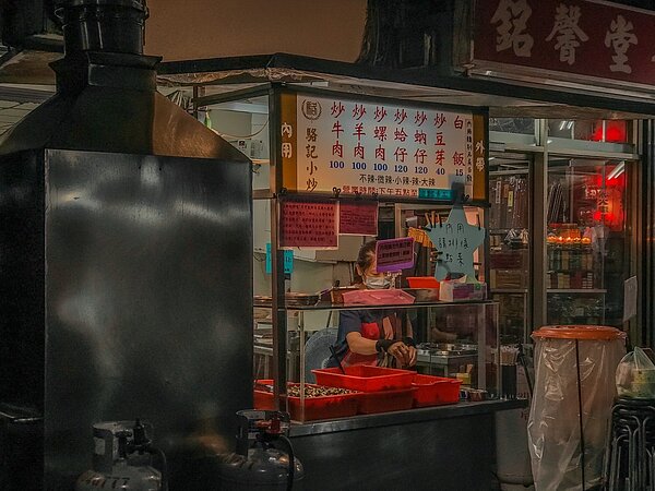 均價一百元的「駱記小炒」,下飯的熱炒菜總能征服老饕的味蕾。(圖/楊佩庭攝)