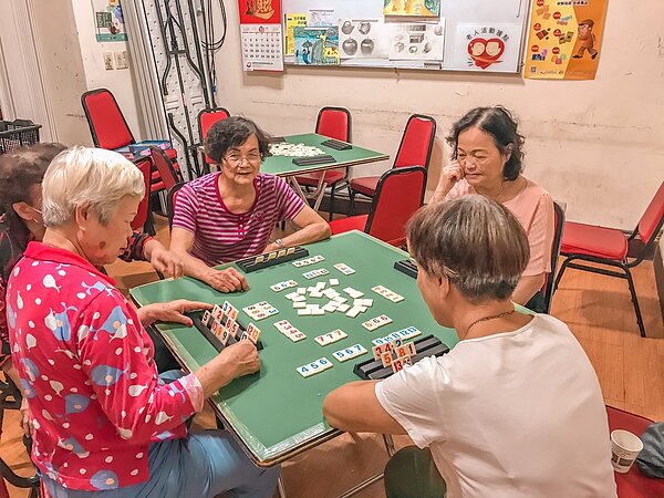 里民常聚在活動中心玩桌遊。(圖/楊佩庭攝)