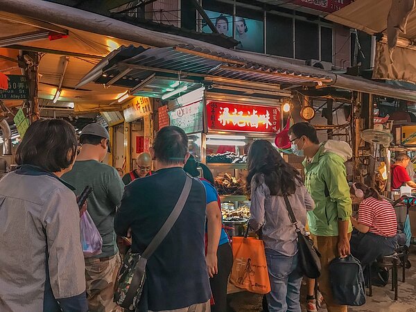 蟬聯多年的必比登夜市小吃「梁記滷味」,是觀光客必吃的排隊美食。(圖/楊佩庭攝)