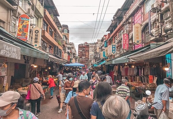早晨的通化商圈搖身一變,成為婆媽們最愛去的菜市場,此起彼落的叫賣聲喚醒了通化里。(圖/楊佩庭攝)