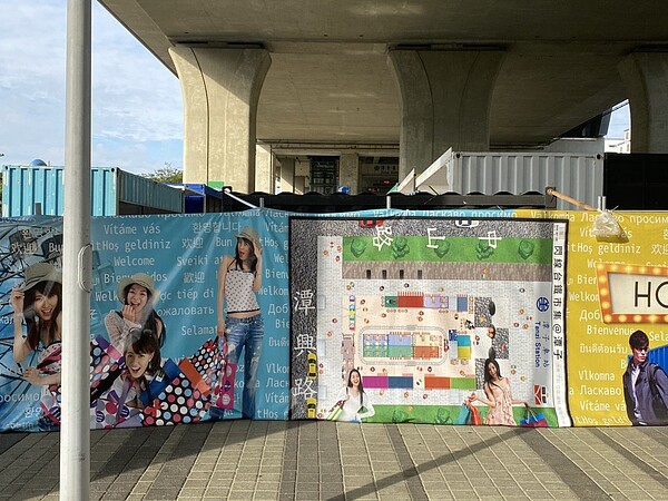 台鐵潭子站橋下都是貨櫃屋,議員批4個月來一直擺著,有礙觀瞻。圖/蕭隆澤提供