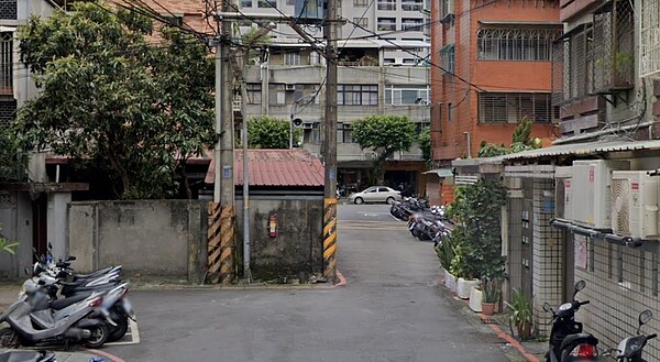 永和仁愛路52巷弄「路中屋」旁道路狹窄,難以會車。圖/新北市