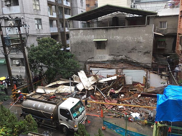永和仁愛路52巷弄內一處地方著名的「路中屋」1日拆除。圖/新北市