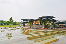 在中山美術公園內的原民風味館，本身就是結合了環境所創造的藝術品，在大水池之中矗立了一座餐廳，水中倒映了餐廳本身，在美麗倒影的襯托下，形成一幅美麗的畫作。（圖文／好房News記者 陳韋帆）