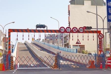 因應南鐵地下化工程的交通黑暗期,鐵道局中工處耗時1年,建置長榮便橋連結東區與北區,以替代施工中的長榮地下道,將於本月15日開放通行。(李宜杰攝)