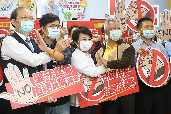 台中市長盧秀燕(中)在教育局長楊振昇(左一)與議員羅廷瑋(左二)的陪同下,昨天前往大仁國小召開記者會,宣示全市校園營養午餐拒用萊豬。記者黃仲裕/攝影