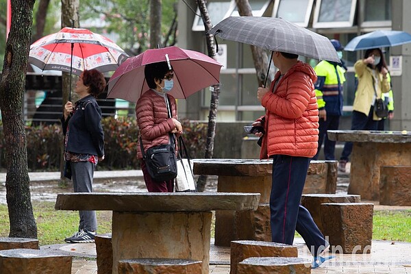 今、明兩天冷空氣增強，桃園以北濕冷。聯合報系資料照