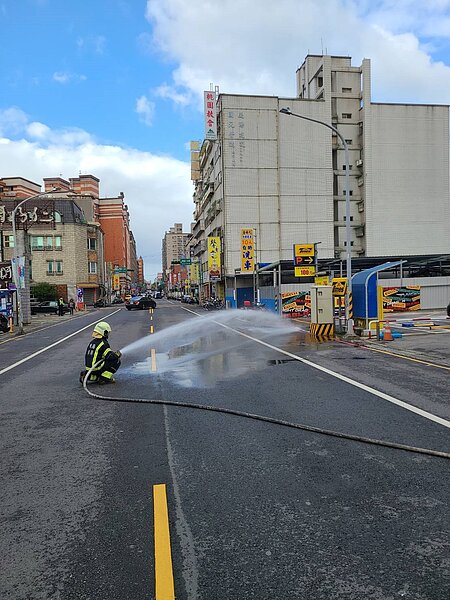 桃園區大業路驚傳瓦斯外洩,警消人員協助封路處理。記者曾健祐/翻攝