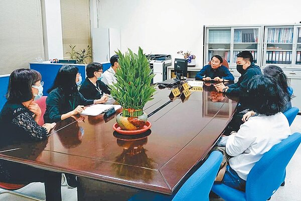 新竹縣消保官靳邦忠（中）依違反消保法裁罰丁姓業者120萬元，新竹縣市國稅局都派員到場了解該案做筆錄。（新竹縣消保官辦公室提供／羅浚濱新竹傳真）