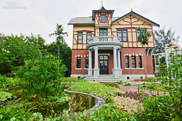 台北故事館為哥德式建築，前面擁有一片小水池與花海叢林，與相對望的現代建築北美館在不同的時空背景下交融，容易使人產生時空錯亂的錯覺，猶如自現代回到古代時空中。（圖文／好房News記者 陳韋帆）