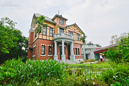 車水馬龍的台北市，總放不下那份繁忙腳步，在花博的激情過後，才令人忘不掉北美館周遭美景與藝術人文氣息，即使花博展已過，仍留下歌德式建築與藝術展覽的美術館園區；而北邊的原民博物館，原民美食與藝術品仍然飄香與存在，花博展覽讓人對花博園區留下的記憶，已不僅是放不下的那份花海美景，更讓人知道了台北這一處藝術與花海交織的－－－花博公園美術園區。（好房News記者 陳韋帆／攝影）