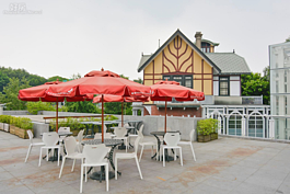 台北故事館前設立了咖啡座，可讓民眾悠哉的沉浸在咖啡香氣與藝術氣息交融的美好下午茶時光之中。（圖文／好房News記者 陳韋帆）