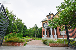 在台北故事館門前為一道歐風拱門，剛步行到門口，彷彿打開時空之門，與周邊車水馬龍的中山北路格格不入，裡面透露出一絲悠閒與古色古香的氣息。（圖文／好房News記者 陳韋帆）