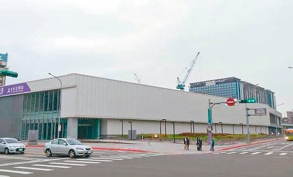 台北車站特定專用區C1／D1土地聯合開發案昨日首次環評大會審查，捷運局已留設地下820席汽車、500席機車停車位，但開發單位仍規畫於地上4層增設上千席車位。 圖／開發單位提供