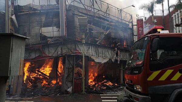 台中繼光街商圈火警，知名老餅店「一福堂」濃烈火煙竄天。記者陳宏睿／攝影