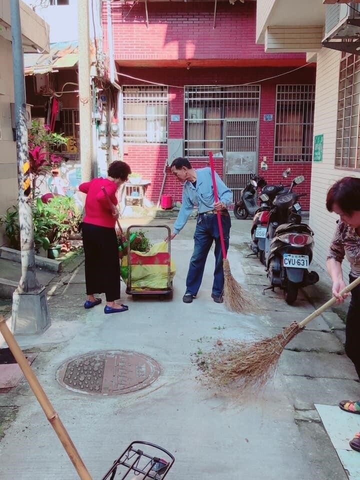 丁禾溱號召熱心志工，透過共同打掃一起維護里內整潔。圖／截自臉書粉專「丁禾溱-六藝里里長」