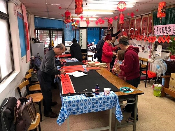 丁禾溱與里民歡度佳節時光，過年時一起在里長辦公室繪製春聯。圖／截自臉書粉專「丁禾溱-六藝里里長」
