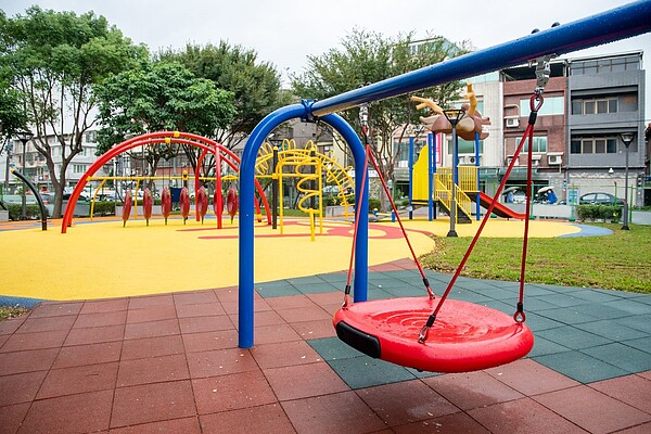 和平公園以葫蘆地景結合在地土地公廟意象,塑造具有鄉土文化特色的遊戲場。圖/桃園市政府提供
