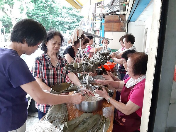 端午節時雅祥里舉辦包粽活動，里民們熱情參與。圖／截自「臺北市信義區雅祥里辦公室」臉書粉專