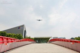 花博園區以中山北路切割為兩個區域，而連結兩區的天橋時常可看到飛機經過，對於喜歡拍攝或觀賞飛機的民眾是非常好的地點。（圖文／好房News記者陳韋帆 攝影）