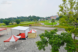 在都市中想要享受芬多精並不是件困難的事情，就在花博場地公園，擁有大片的活動空間、綠地、草地，是假日遊玩的好去處。（圖文／好房News記者陳韋帆 攝影）