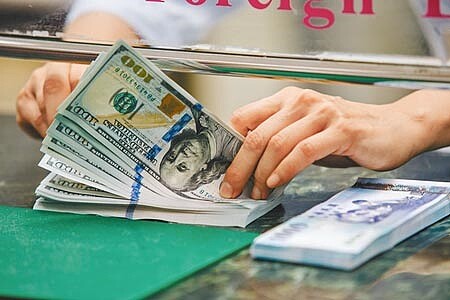 新台幣匯率勁揚,盤中最高升抵28.401元,飆升3.65角,攻破彭淮南防線,最後收28.668元創下9年半新高。(本報資料照片)