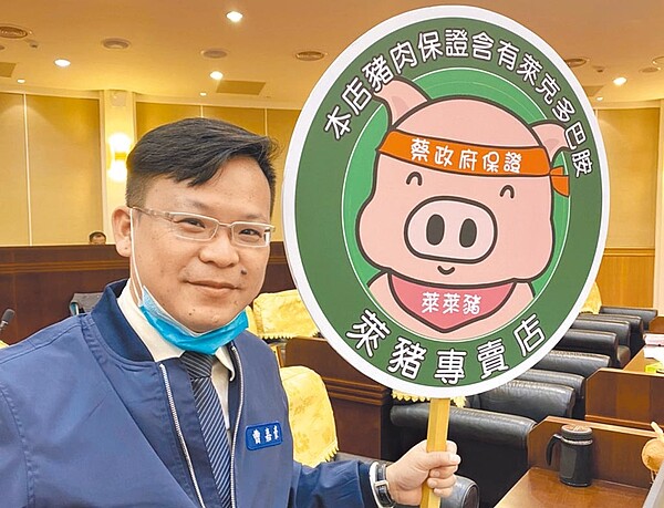 議員曹嘉豪舉出「萊豬專賣店」抵制販售萊豬進入校園。圖/吳敏菁攝