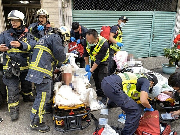 台中市大里區合信街一棟二層樓建築3日下午突然發生火警。圖/民眾提供