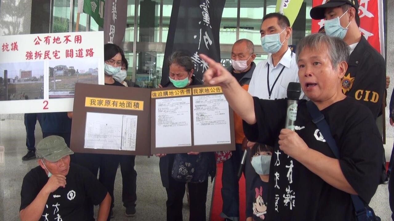 自稱有同樣遭遇的高雄鳳山陳姓婦人(右),為李金美處境抱不平。記者王昭月/攝影