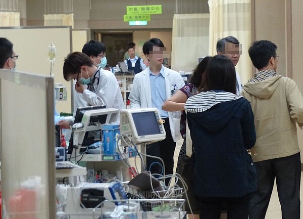 台中市大里區合信街民宅火警,王姓屋主與妻子雙雙燒傷送醫,二人經醫院急診室插管搶救後,都有生命危險,圖為急診室畫面。記者趙容萱/攝影