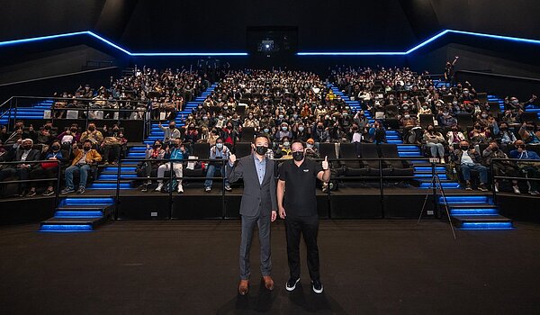 新光影城董事長吳昕昌(最前排右)與杜比實驗室內容合作總監柯永德(前排左)一起為全台首座杜比影院開幕。圖/新光影城提供