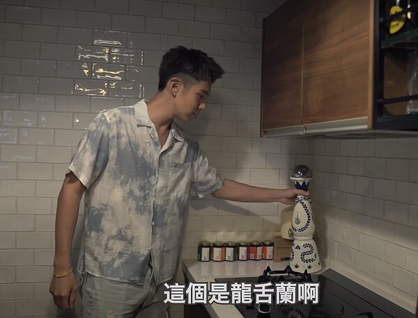 柯震東收藏一瓶要價近6000元的美酒。圖/截自柯震東youtube頻道
