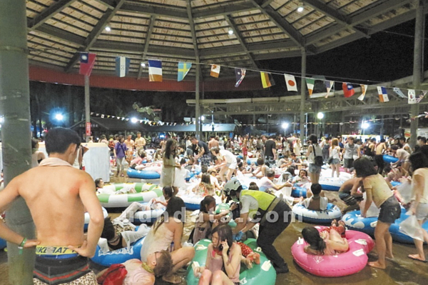 2015年6月27日晚上，新北市八仙樂園發生粉塵燃燒引發的火災意外，死者家屬與傷者超過400人。圖／聯合報系資料照